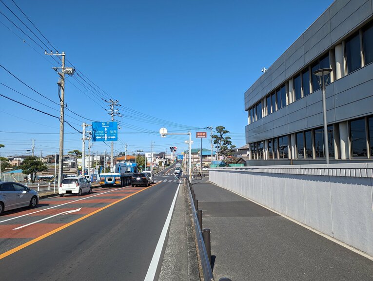 牛丼チェーン店や標識など特徴をとらえている中山競馬場前の“最終直線”　©Number Web