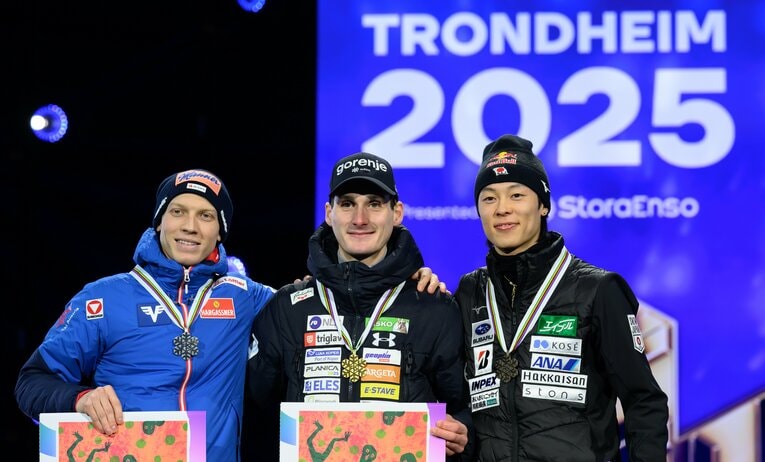 繰り上げで表彰台に上がった小林陵侑（右、2025年3月8日）©︎Getty Images