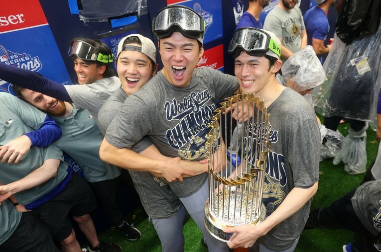 【ドジャースと由伸WS名場面】大谷さんから抱っこされる由伸。朗希もニコニコ　©Getty Images