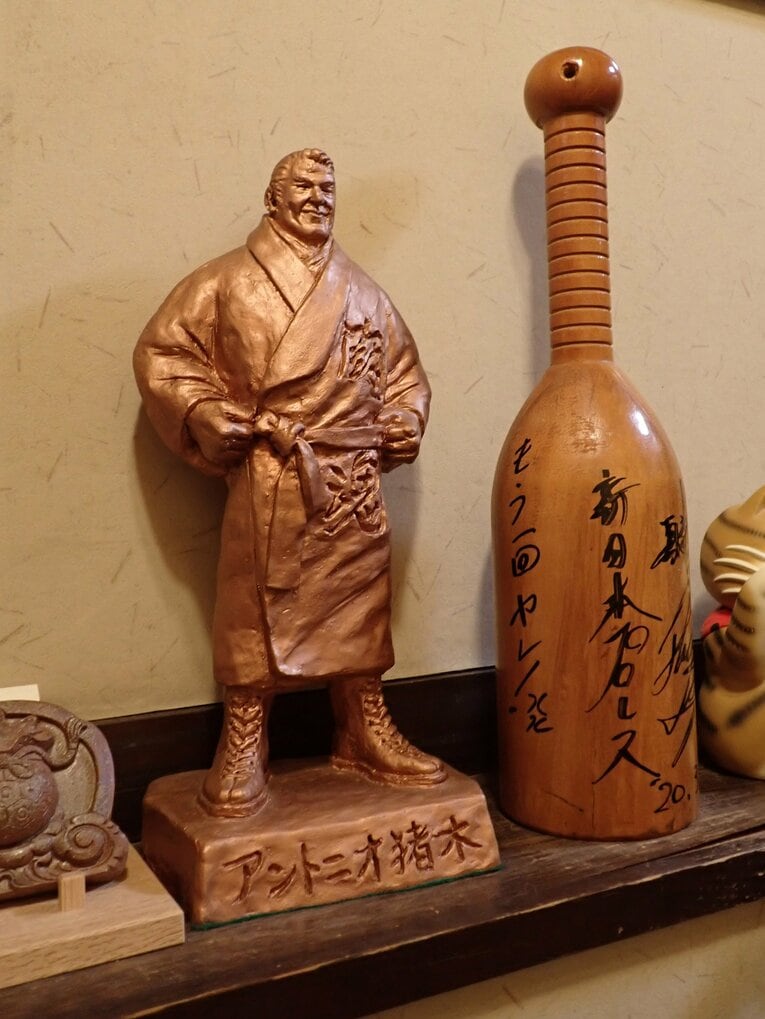 熊本の村田善則さんによる猪木ブロンズ像。右は獣神サンダー・ライガーのサイン　©Essei Hara