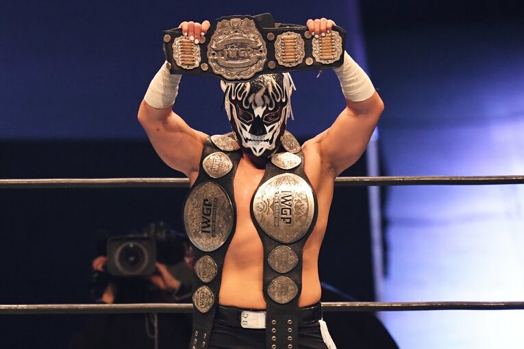 ベルトを掲げるエル・デスペラード　©Masashi Hara