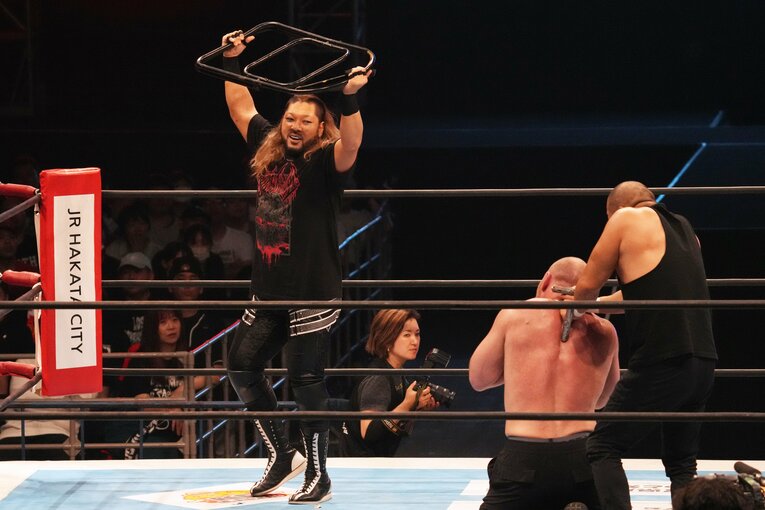 パイプ椅子でジョン・モクスリーを襲撃しようとするEVIL　©Essei Hara