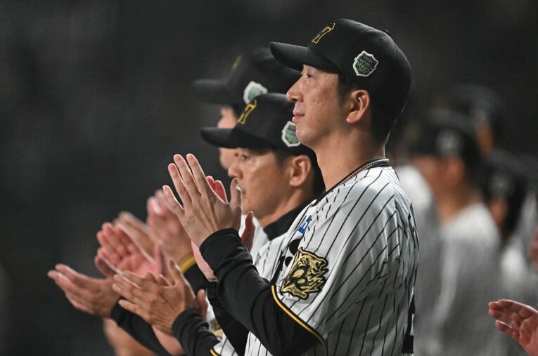 就任1年目での日本一を逃した阪神の藤川球児監督。ソフトバンクを勢いづかせた“誤算”とは何だったのか ／ photograph by Hideki Sugiyama