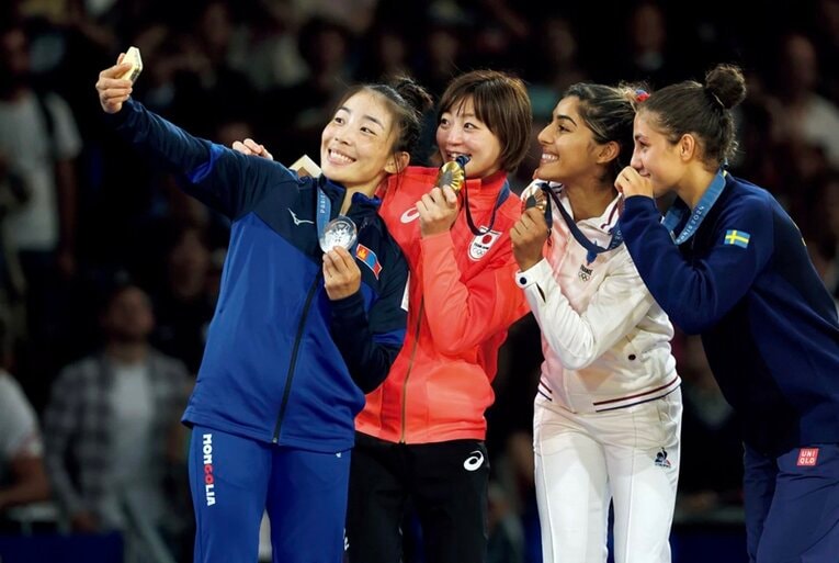 パリ五輪で金メダルを獲得し、メダリストたちと表彰台で記念撮影　©Tetsuya Higashikawa / JMPA