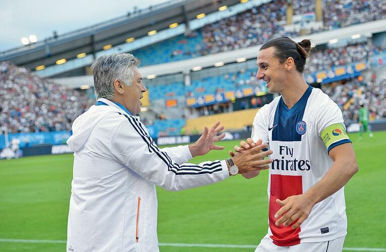 ズラタン・イブラヒモビッチと握手を交わすカルロ・アンチェロッティ　©Pierre Lahalle/l’Équipe