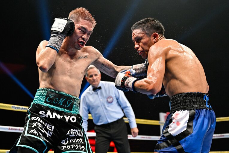 足を止めて強打を放つ井岡一翔　©Hiroaki Yamaguchi