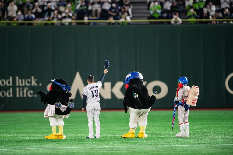 ファンに挨拶する石川やつば九郎　©︎Nanae Suzuki