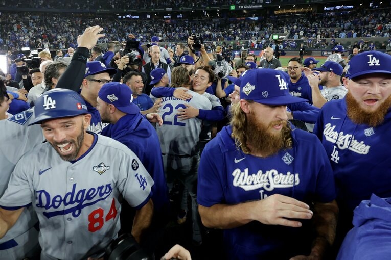 【ドジャースのテレビに映らない名場面】ワールドシリーズ連覇を果たしたドジャースの山本、カーショウがハグ（写真はまだまだ続きます）　©Getty Images