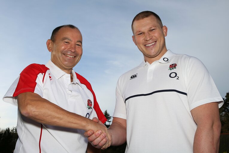 主将に指名したディラン・ハートリーと握手するエディー・ジョーンズ（2016年）©️Getty Images