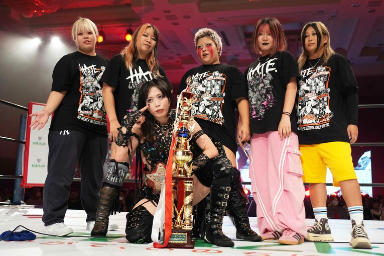 H.A.T.E.のメンバーと記念撮影する上谷沙弥。7月21日、札幌ガトーキングダム　©Essei Hara