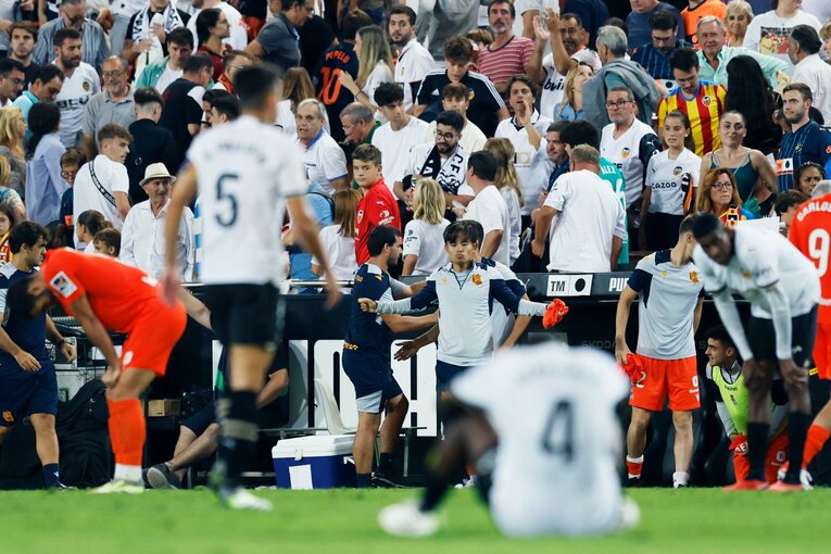 「久保建英が敵地の子供にユニをプレゼント！」“愛されすぎなタケ”の神対応…「お米がパリッと」バレンシア名物パエリアも食べて撮った(13)