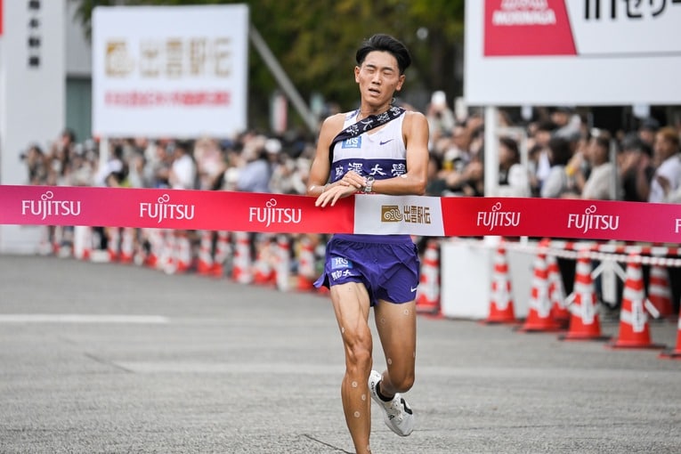 無念の表情でゴールする駒澤・篠原　©Nanae Suzuki