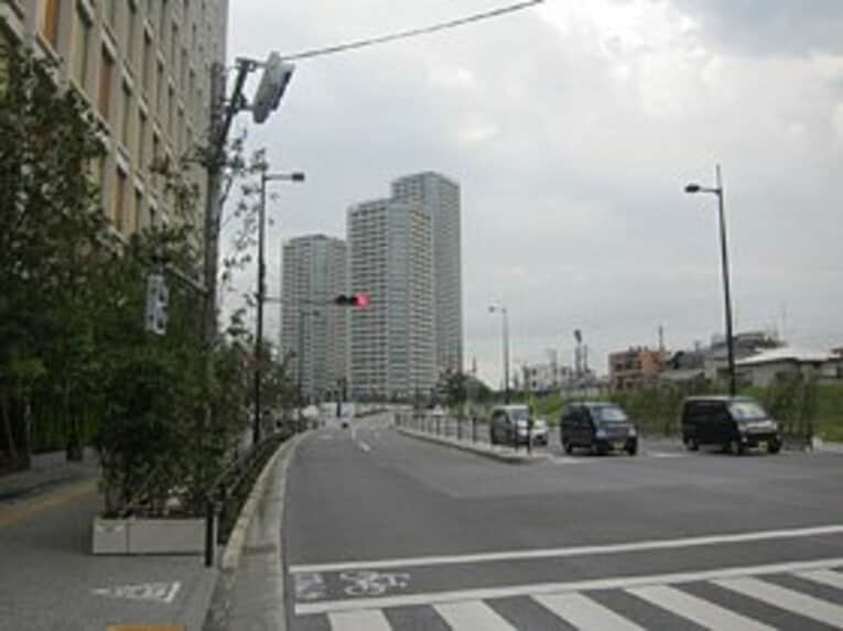 広くて整備された道、立ち並ぶ超高層マンション……渋滞も無いようです