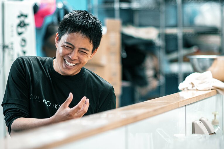 俺の生きる道店主の小林公太　©Takuya Sugiyama