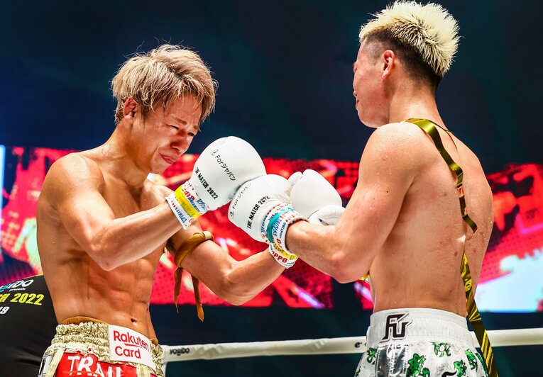 試合を終えた武尊と那須川天心。涙を流しながらグローブを合わせる　©THE MATCH 2022/Susumu Nagao