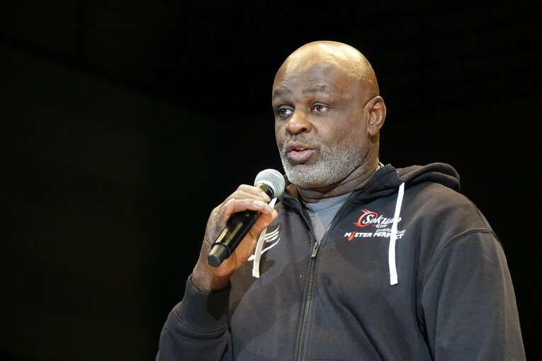 『Hoost Cup』でマイクを握る現在のアーネスト・ホースト　©Koji Fuse