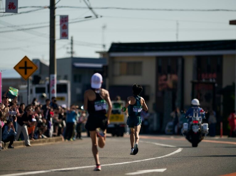 壮絶なエース対決となった太田vs平林。最終的に2人差はタスキを受け取った6区終了時点と同じ4秒差だった【3枚目／全3枚】　©Yuki Suenaga