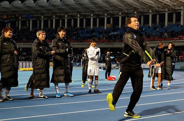 大分サポーターの前でダンスを披露した片野坂監督。選手たちも大ウケだった　©AFLO