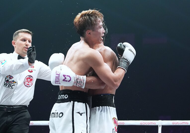 試合終了のゴングと同時にハグをかわす両者　©Naoki Fukuda