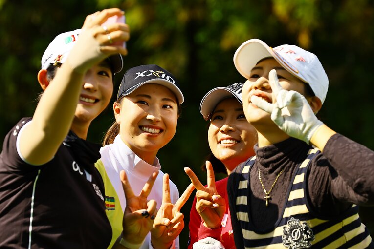 イ・ボミと記念撮影する選手たち　©︎Wataru Murakami