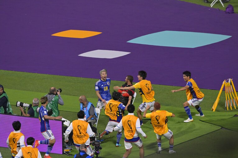 ゴール後、カメラマン席に飛び込んだ浅野　©Koki Nagahama/JMPA