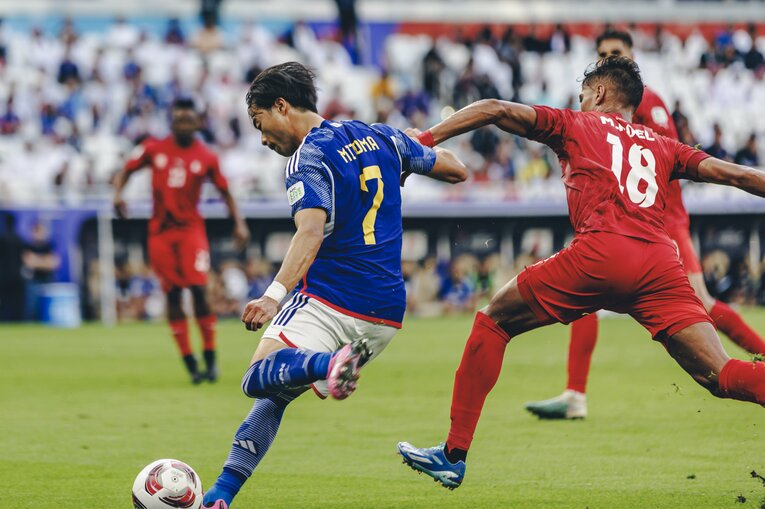 バーレーンのDFを振り切り、クロスを試みる三笘薫　©Kiichi Matsumoto