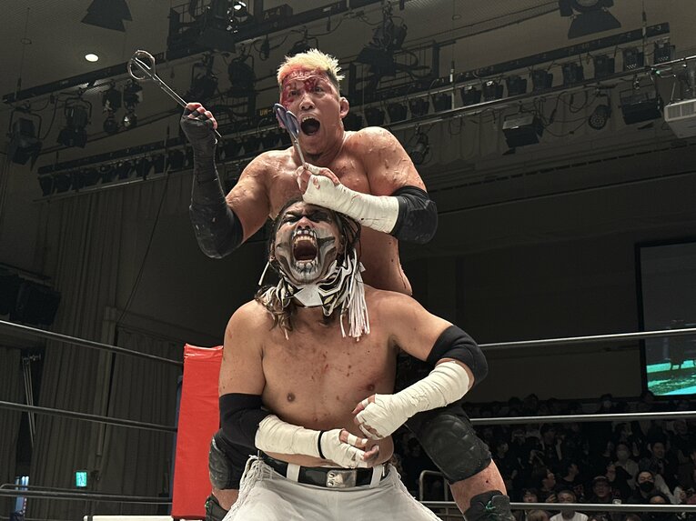 スワイプすると「エル・デスペラードvs葛西純」など激闘写真をご覧になれます　©Norihiro Hashimoto