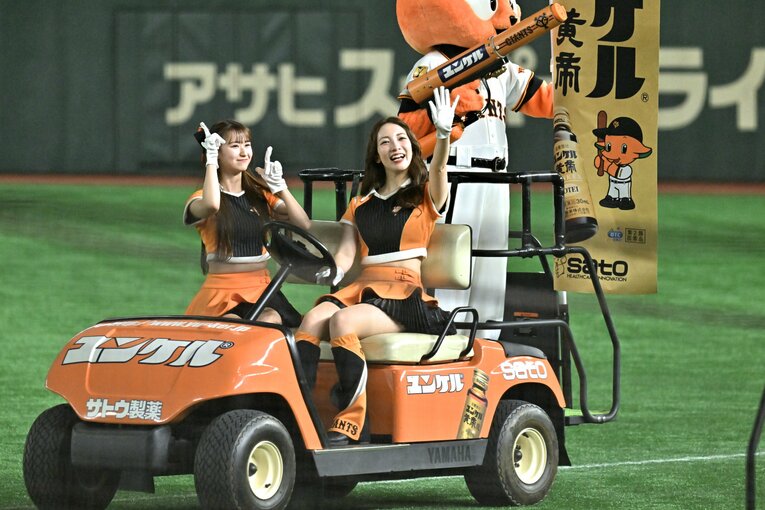 試合を盛り上げる巨人の公式マスコットガール「VENUS」　©Hideki Sugiyama