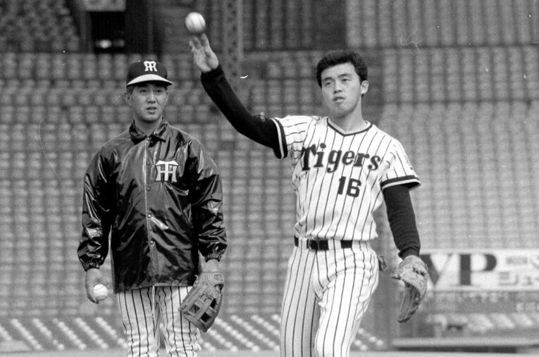 1980年、ルーキーイヤーの岡田彰布と守備走塁コーチ（当時）の安藤統男。鳴り物入りで入団した岡田の能力はすでに一流レベルにあった ／ photograph by Sankei Shimbun