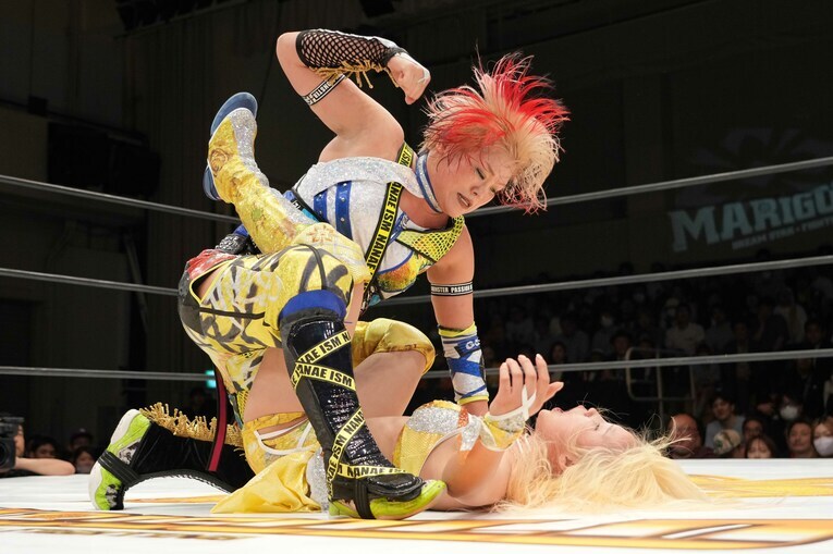 マウントでビクトリア弓月を殴る高橋奈七永　©Essei Hara