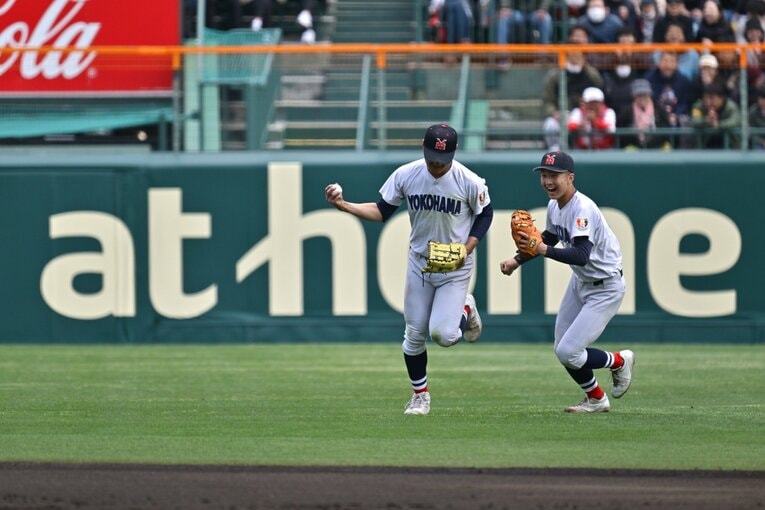 「飛んだ瞬間に捕れる」横浜のセンター阿部のスーパーキャッチ（6枚中の1枚目）　©Hideki Sugiyama