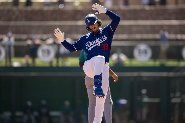 【ドジャースの新しい仲間たち】ヘルメットがちょっとズレたアウトマン　©Nanae Suzuki