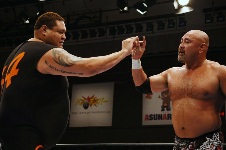 武藤敬司とプロレス・ラブのポーズを決める曙　©Essei Hara