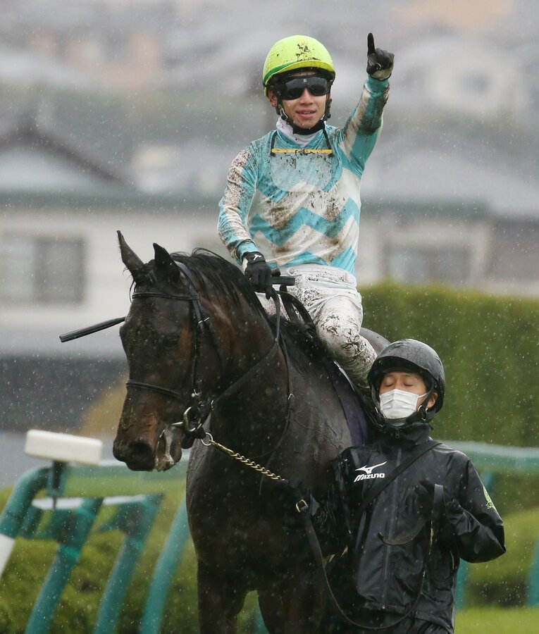 桜花賞を制したデアリングタクト。この年は無観客での開催が続く年となった　©JIJI PRESS