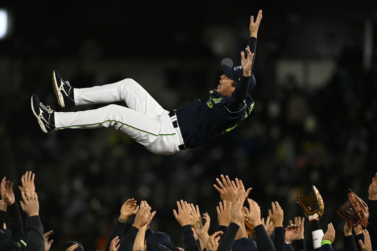 高津監督は高々と神戸の空を舞った　©Naoya Sanuki