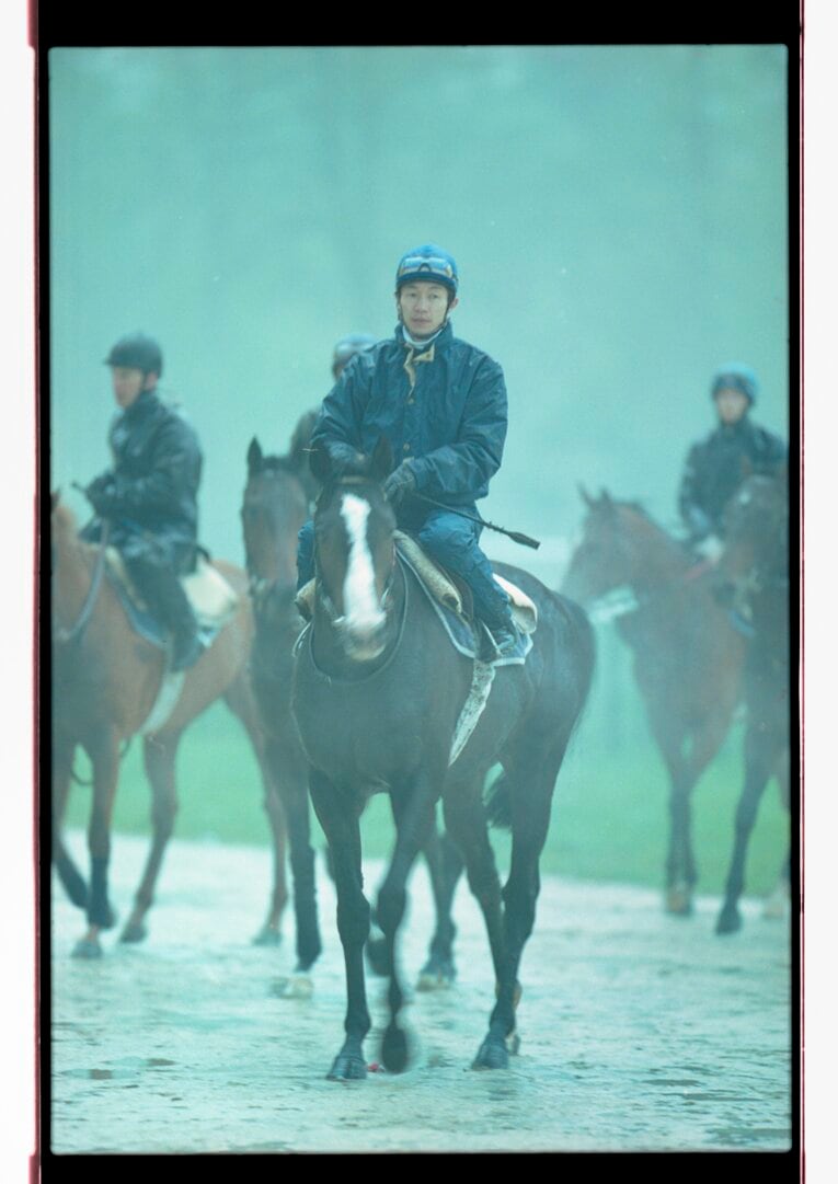 雨のなか、調教に跨る武豊（2001年）©Naoya Sanuki