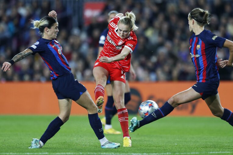 W杯ブラジル戦のウラで「バルサ女子がカンプノウで4万6967人」盛況なワケ… メッシ後に君臨する“女王”、熊谷紗希が見せた悔しさ(72)