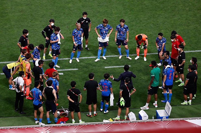 スペインに敗戦後、森保一監督の話を聞く日本代表。心身ともに厳しい状況なのは間違いないが、結束が揺らぐことはないはず ／ photograph by Yukihito Taguchi-USA TODAY Sports/JIJI PRESS