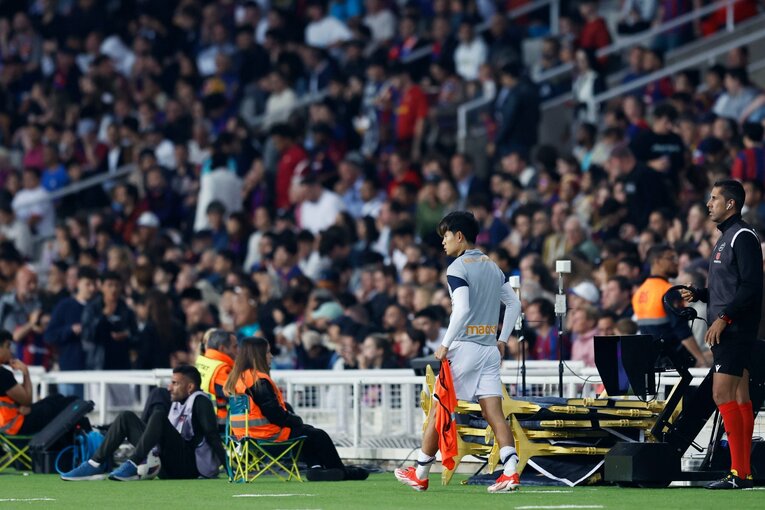 「久保建英の脚に大きなテーピング」「バルサ戦奮闘も途中出場のナゼ」芸術アシストの一方で…カメラマンが見た“ソシエダでの懸念”(2)