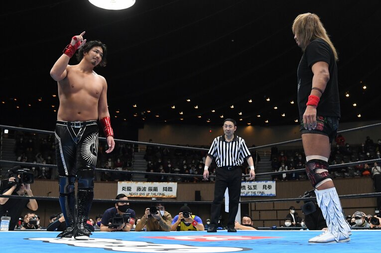 2022年12月、ドラディションのリングで初めて邂逅したジェイク・リーと内藤哲也　©Masashi Hara