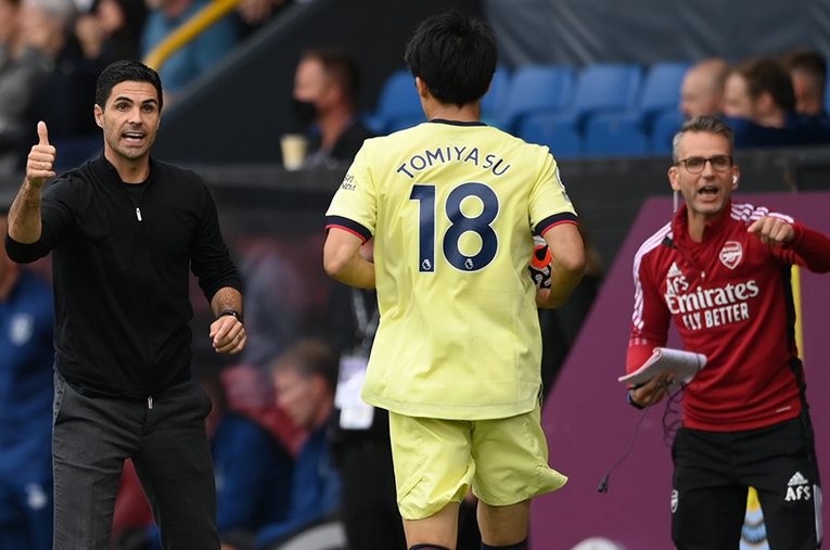アルテタ監督と冨安　©Stu Forster/Getty Images