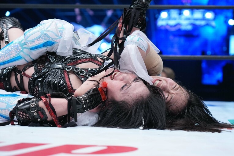 胴締めスリーパーホールドで上谷沙弥を攻める玖麗さやか　©Essei Hara