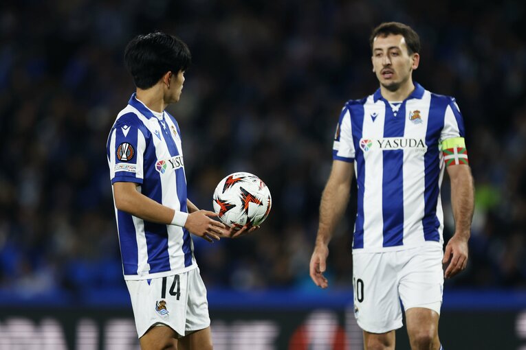 オヤルサバルへPKを託す久保　©Daisuke Nakashima