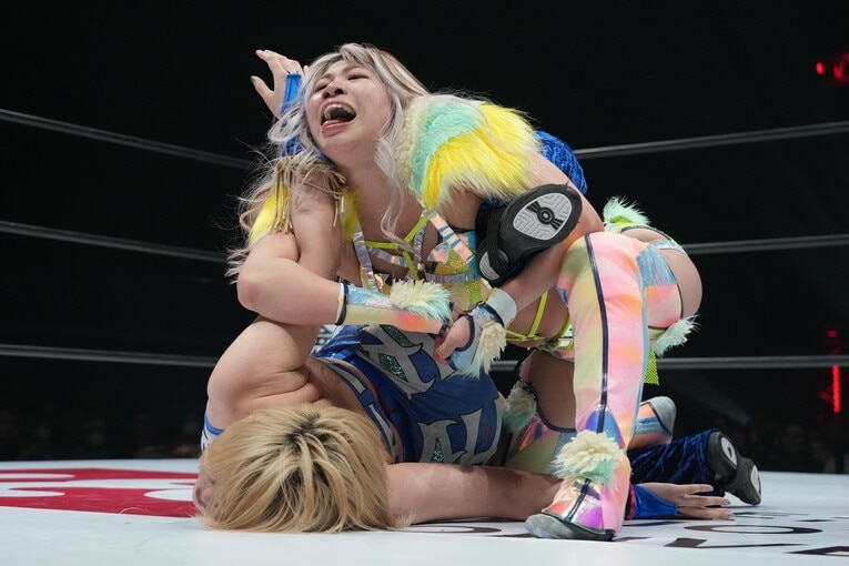 新しい複合技でHANAKOをとらえる羽南　©Essei Hara