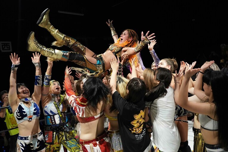 マリーゴールドの選手たちによる胴上げでWWEに送り出された　©Essei Hara