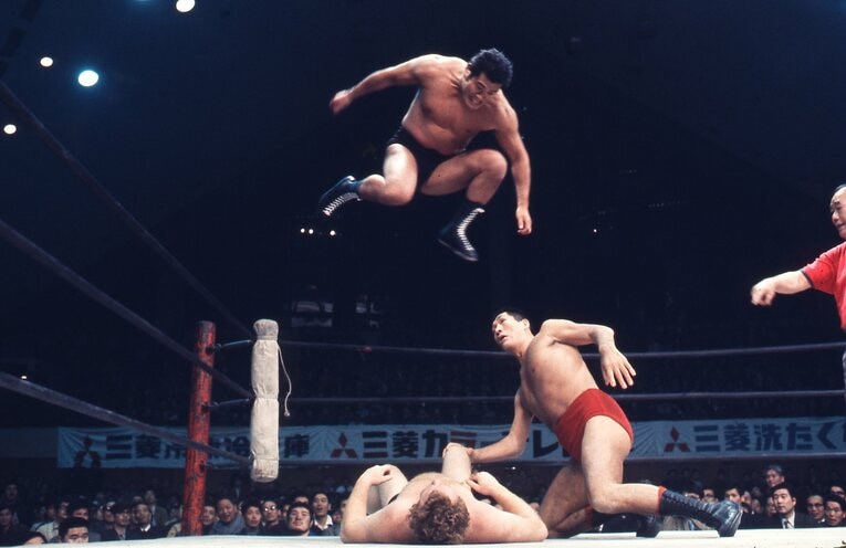 その後は「BI砲」としても絶大な人気を誇った猪木と馬場　©AFLO