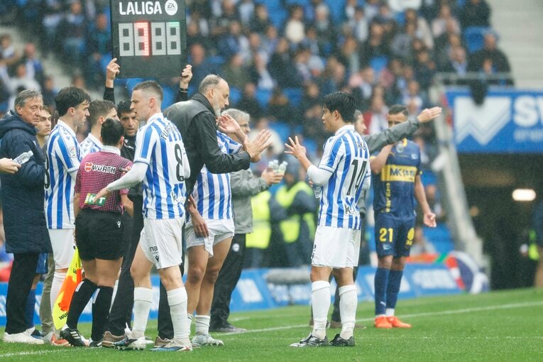 終了間際の切迫した中で、指揮官は久保へ指示を届けた（写真は右に続きます）　©Daisuke Nakashima