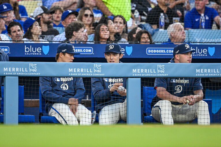 ベンチで山本由伸と話す佐々木…写真はまだまだ続きます　©Nanae Suzuki