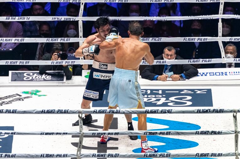 ゴロフキンと壮絶な撃ち合いを演じる村田　©Takuya Sugiyama