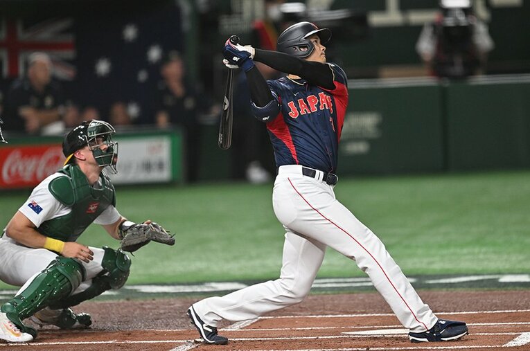 東京ドームで自分の看板にぶち当てる超特大ホームラン。大谷翔平、やはり何をやってもマンガを超えてくる男である ／ photograph by Naoya Sanuki